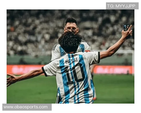 梅西训练引发球迷热潮自带便当混入场地成热议话题 梅西训练引发球迷热潮自带便当混入场地成热议话题