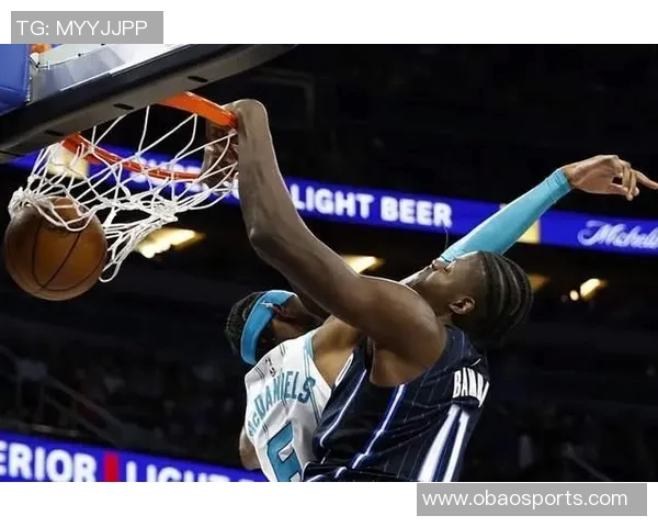 乌布雷与班凯罗体重差异明显却在场上展现顽强对抗精神