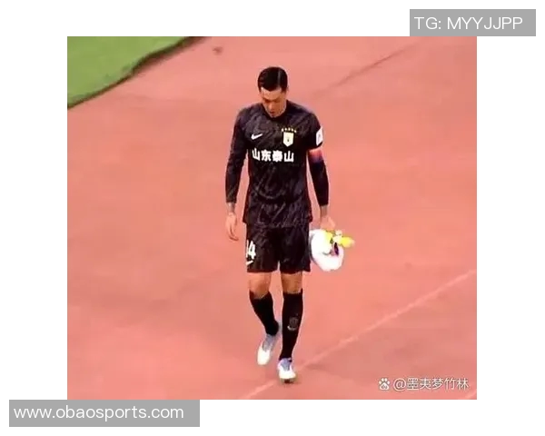 泰山队主场平局遭遇三连平球员谢场时满脸遗憾与失落 泰山队主场平局遭遇三连平球员谢场时满脸遗憾与失落